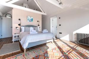 a bedroom with a bed and a rug at 5 Bed in Walberswick oc-lev in Walberswick