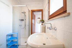 a white bathroom with a sink and a shower at Emi&Marti House in Mozzecane