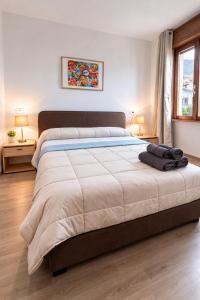 a large bed in a bedroom with two lamps at Bella Vista Baveno in Baveno