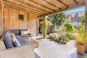 a patio with a couch and a pergola at 4 Bed in Walberswick oc-hwfern in Walberswick