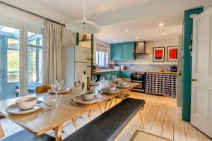 a dining room with a table and a kitchen at 4 Bed in Walberswick oc-hwfern in Walberswick