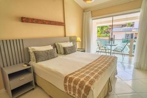 a bedroom with a large bed and a balcony at Pousada Mareia in Morro de São Paulo