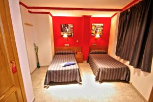 Posteľ alebo postele v izbe v ubytovaní Hostal Apolo Trece