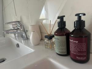 two bottles ofodorizers sitting on a bathroom sink at B&B De Holevoet in Scherpenzeel