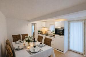 a dining room with a table and a kitchen at Schones Apartment mit Charme und privatem Garten in Schwieberdingen