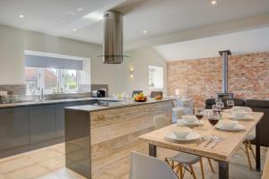 a kitchen and dining room with a table and chairs at 3 Bed in Hindolveston oc-1986 in Hindolveston