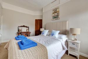 a bedroom with a bed with blue towels on it at 2 Bed in Blakeney oc-1805 in Blakeney