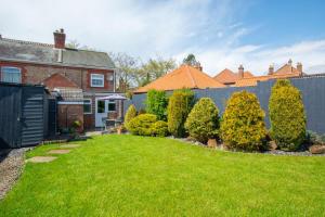 a yard with a fence and a house at 2 Bed in Dersingham oc-2154 in Dersingham