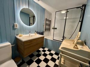 a bathroom with a sink and a mirror at Casa Divera in Noordwijkerhout +29 photos