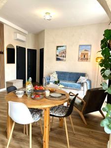 a living room with a table and chairs at CLIM - Hypercentre - Arche en pierre in Nîmes