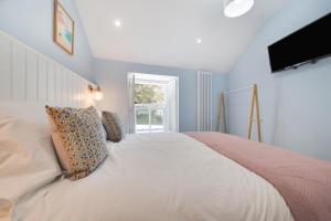 a bedroom with a large bed with a flat screen tv at 2 Bed in Newlyn oc-oldbak in Newlyn