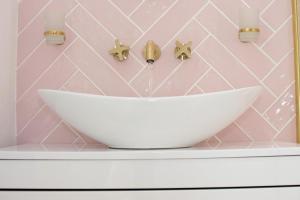a white sink on a shelf in a bathroom at 2 Bed in Newlyn oc-oldbak in Newlyn +10 photos
