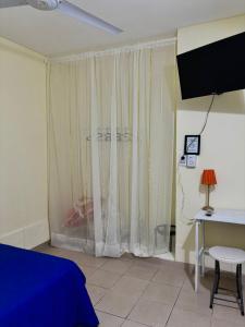 a bedroom with a bed and a desk and a window at Lo de Julia in Formosa