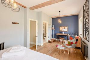 a bedroom with a bed and a desk in a room at 2 Bed in Blythburgh oc-t27735 in Blyford +21 photos