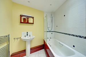 a bathroom with a sink and a bath tub at 3 Bed in St Columb oc-trembl in Saint Mawgan +9 photos