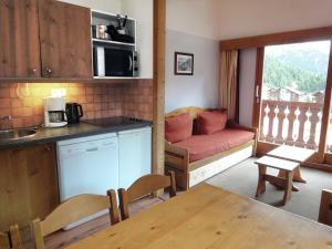 メリベルにあるNice Apartment in Meribel Mottaret with balconyのキッチン、リビングルーム(ソファ付)