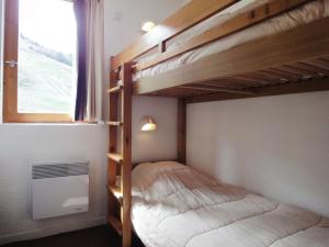 メリベルにあるNice Apartment in Meribel Mottaret with balconyのベッドルーム1室(二段ベッド2台、窓付)が備わります。