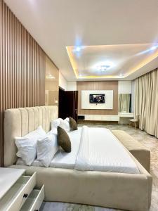 a bedroom with a large bed in a room at One bedroom apartment Presidential suite in Abuja