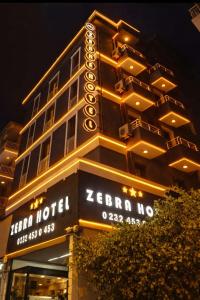 ein Hotel mit einem Schild an der Seite eines Gebäudes in der Unterkunft Zebra Hotel Buca in Izmir