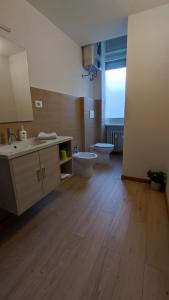 a bathroom with two sinks and a toilet in a room at Torino Comfort 10 in Turin