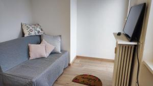 a living room with a couch and a flat screen tv at Torino Comfort 10 in Turin