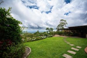 a garden with green grass and white flowers at Eco Granja Don Lolo in Quesada