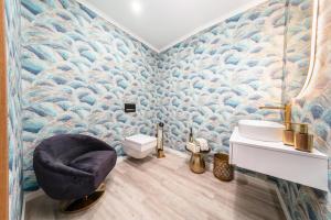 a bathroom with a blue dolphin wallpaper at Guesthouse Solar do Mar in Silveira +74 photos