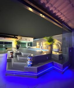 a living room with a teddy bear sitting in the middle at Cobertura com piscina, sauna e churrasqueira in São Pedro da Aldeia