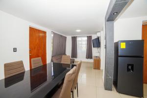 a kitchen and dining room with a table and chairs at condominio los mangos in Santa Cruz Huatulco