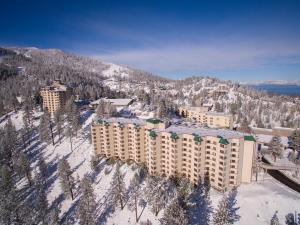 - une vue aérienne sur un complexe dans la neige dans l'établissement Holiday Inn Club Vacations - Tahoe Ridge Resort, an IHG Hotel, à Stateline