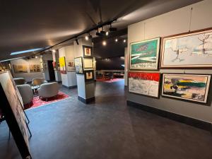 ein Museum mit einer Menge Bilder an der Wand in der Unterkunft Marius Hotel in Istanbul