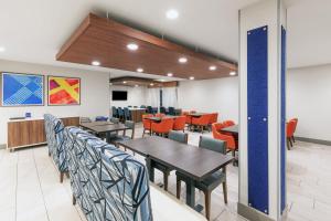 a dining room with tables and chairs in a restaurant at Holiday Inn Express Hotel & Suites Lonoke I-40 by IHG in Lonoke +28 photos