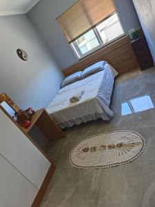 an overhead view of a bedroom with a bed at Quarto casal Px aeroporto Garagem in Cascavel