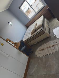 an overhead view of a bedroom with a bed and a window at Quarto casal Px aeroporto Garagem in Cascavel