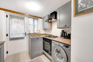 a kitchen with a washer and a washing machine at 1 Bed in Ashover oc-dclhil in Ashover