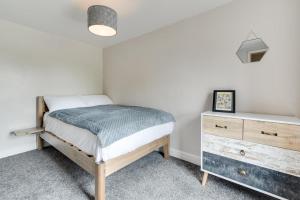 a bedroom with a bed and a dresser at 2 Bed in Matlock oc-dcbeau in Crich