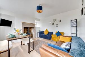 a living room with a couch and a table at 2 Bed in Matlock oc-dcbeau in Crich