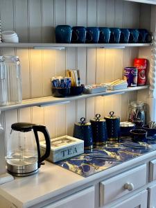 eine Küchentheke mit blauen Tellern in Regalen in der Unterkunft Killaran House in Killarney + 39 Fotos