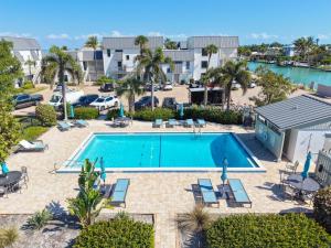 an image of a swimming pool at a resort at Mariner Pointe 941 in Sanibel