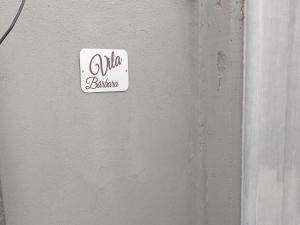 a sign on a wall that says oliva bibliography at Vila Bárbara térreo in Araruama