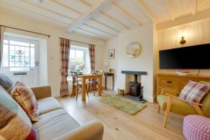 a living room with a couch and a tv at 1 Bed in Crakehall oc-ds955 in Crakehall