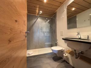 ein Badezimmer mit Dusche, Toilette und Waschbecken in der Unterkunft Hotel Grüner Baum in Würzburg