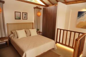 a bedroom with a bed in a room at Hermosa casita frente al mar en San Jose - Olon in San José