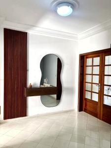 a room with a mirror on the wall at Appartement Bissau in Dakar +1 photo