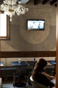 TV a/nebo společenská místnost v ubytování Hotel Ca' D'Oro - WENICE Deep Culture