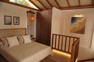 a bedroom with a bed and a window at Hermosa casita frente al mar en San Jose - Olon in San José