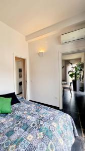 a bedroom with a bed with a green pillow on it at Maison Grimoaldo10 in Salerno