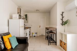 a living room with a couch and a kitchen at The Energy Apartment in Caleta De Fuste
