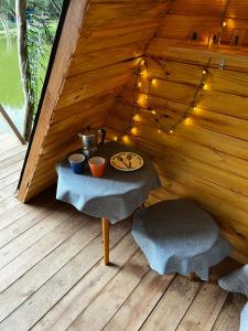 a room with a table and two chairs in a cabin at Cabana nas árvores in Mairiporã