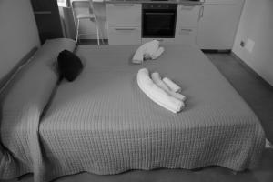two towels on a bed in a room at La Gritta in Lerici
